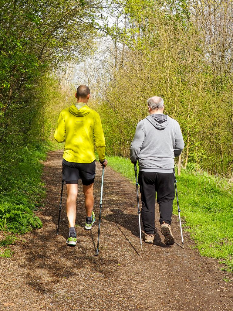 Cours APA à Lille avec APART - Marche nordique pour tous les âges et niveaux pour améliorer le bien être physique et mental pour leur donner envi de choisir APART pour les cours APA